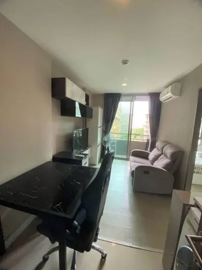 Condo 1 chambre à louer près de la station MRT Huai Khwang, photo 2 sur 5