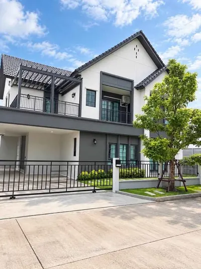 Maison 4 chambres à louer près de la station BTS Bang Na, photo 1 sur 5