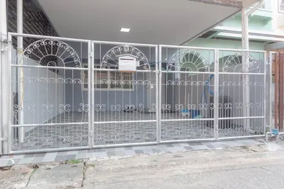 Maison de ville 4 chambres à louer près de la station MRT Bang Kapi, photo 1 sur 5