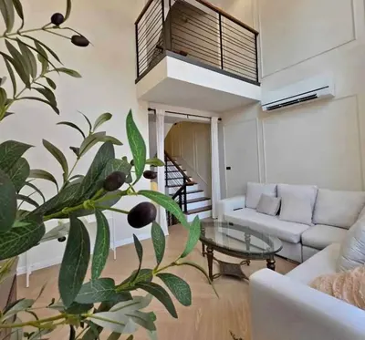 Maison de ville 2 chambres à louer près de la station BTS Thong Lo, photo 1 sur 5