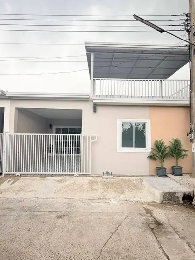3-bed townhouse for sale near BTS Bang Bua, photo 1 of 5