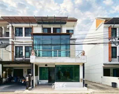 MRT ラートプラーカオ駅周辺の5ベッドルーム一戸建て（売買）、写真1/5