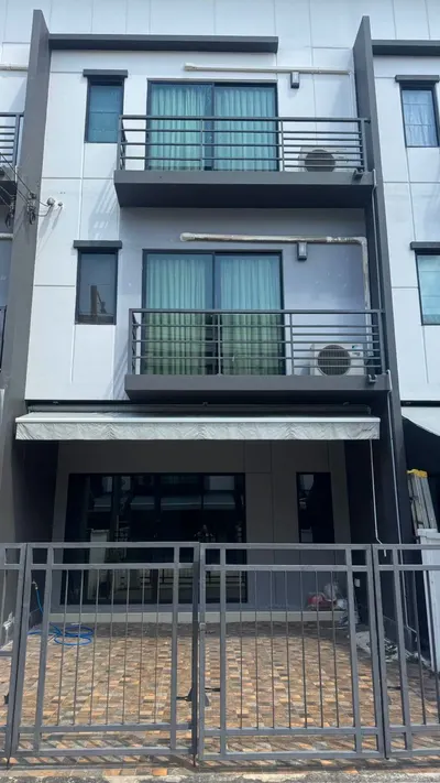 3-bed townhouse for rent near MRT Bang Rak Yai, photo 1 of 5