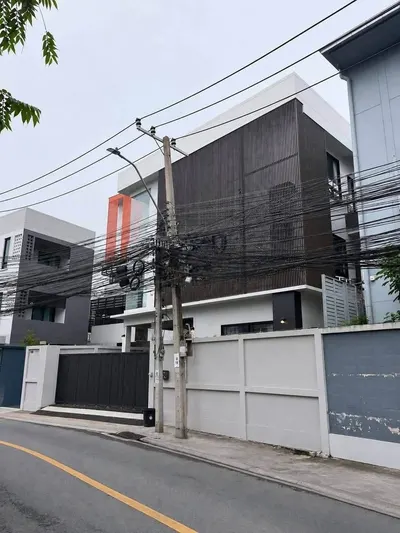 Maison à louer près de la station MRT Sutthisan, photo 1 sur 5