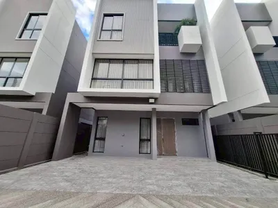Maison 3 chambres à louer près de la station MRT Lat Phrao 101, photo 1 sur 5