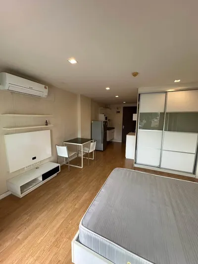 Studio condo for rent near BTS Talat Phlu, photo 3 of 5
