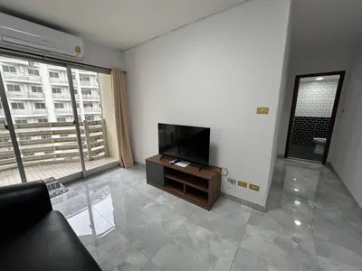 2-bed condo for rent near ARL Makkasan, photo 1 of 5