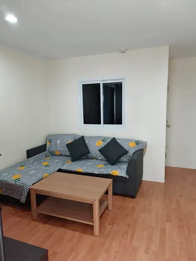 Condo à louer près de la station MRT Huai Khwang, photo 1 sur 5