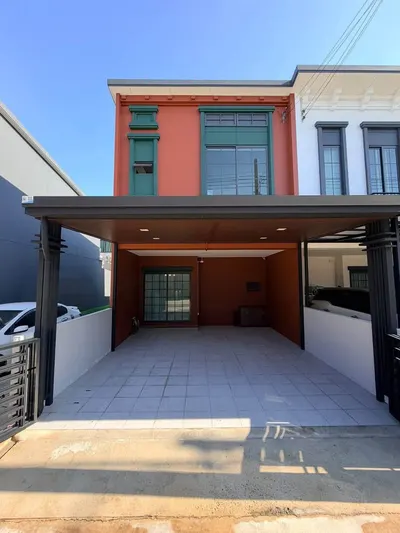 Maison de ville 2 chambres à louer à Siri Place Lat Phrao 101, photo 1 sur 5