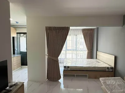 Condo à louer près de la station MRT Huai Khwang, photo 1 sur 5