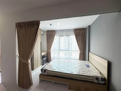 Condo à louer près de la station MRT Huai Khwang, photo 2 sur 5