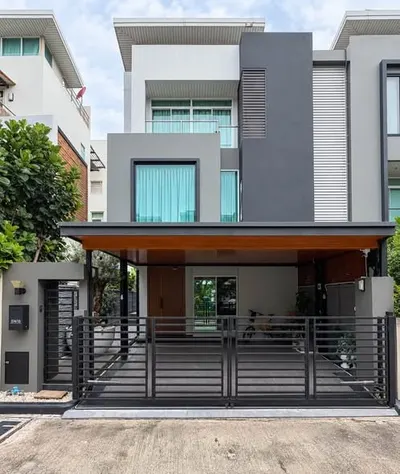Maison de ville 3 chambres à vendre près de la station MRT Lat Phrao, photo 1 sur 5
