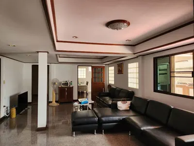 Maison 4 chambres à louer près de la station MRT Huai Khwang, photo 3 sur 5