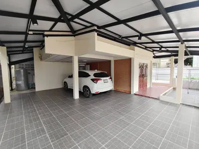Maison 4 chambres à louer près de la station MRT Huai Khwang, photo 2 sur 5