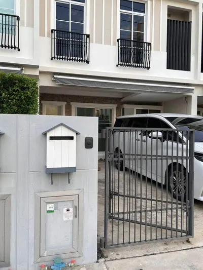 Maison de ville 3 chambres à louer à Indy 2 Bangna-Ramkhamhaeng 2, photo 1 sur 5