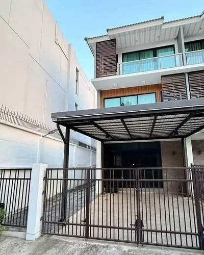 4-bed house for sale near MRT Lat Phrao 101, photo 1 of 5