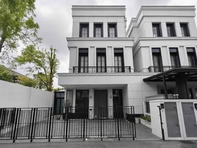 MRT 兰英他9公里站附近的3房独栋住宅出租，第1张，共5张