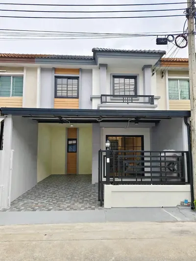 3-bed townhouse for sale near MRT Bang Rak Yai, photo 1 of 5