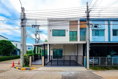 4-bed townhouse for sale near MRT Khlong Bang Phai, photo 1 of 5