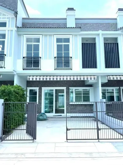 3-bed townhouse for rent near BTS Bang Na, photo 1 of 5