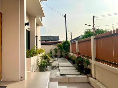 3-bed house for sale near MRT Sirindhorn, photo 3 of 3