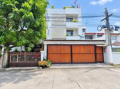 MRT 叻抛71站附近的5房独栋住宅出售，第1张，共5张