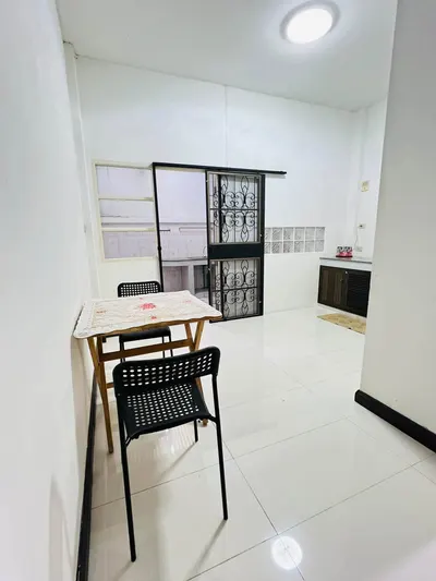 Maison de ville 4 chambres à louer près de la station MRT Bang Kapi, photo 3 sur 5