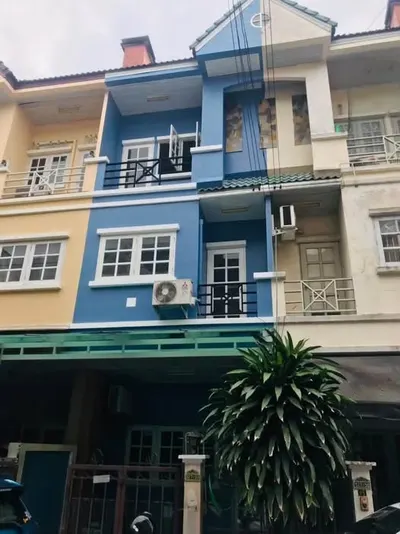 Maison de ville 4 chambres à louer près de la station MRT Bang Kapi, photo 1 sur 5