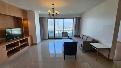3-bed condo for rent near BTS Ekkamai, photo 3 of 5