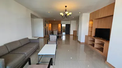 3-bed condo for rent near BTS Ekkamai, photo 1 of 5
