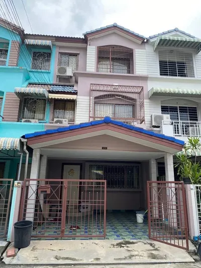 ขายทาวน์เฮาส์ 3 ห้องนอน ใกล้ ARL รามคำแหง รูปที่ 1 จาก 5