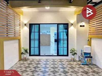 Maison de ville 2 chambres à vendre près de la station MRT Lak Song, photo 2 sur 5