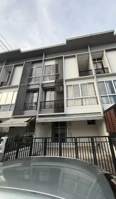 Maison de ville 3 chambres à louer près de la station SRT Bang Khen, photo 1 sur 5