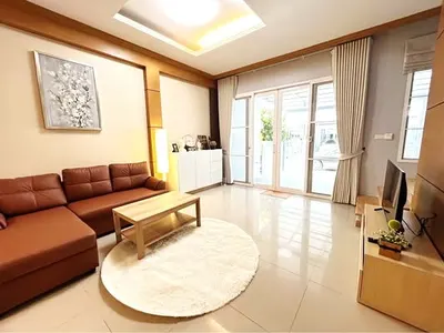 Baan Klang Muang S-Sense Rama 9-Ladpraoの3ベッドルームタウンハウス（賃貸）、写真2/5