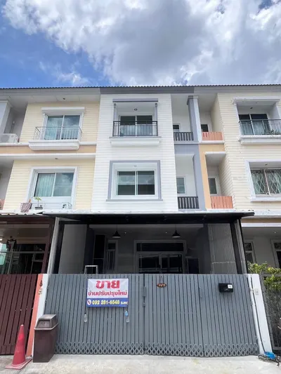 3-bed townhouse for sale near ARL Makkasan, photo 2 of 5