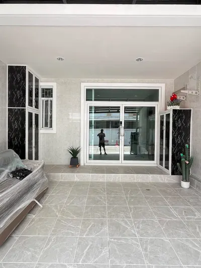 3-bed townhouse for sale near ARL Makkasan, photo 3 of 5