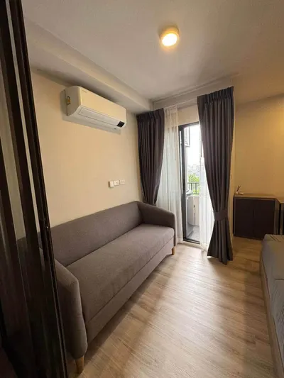 Studio condo for rent near MRT Huai Khwang, photo 2 of 5