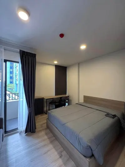 Studio condo for rent near MRT Huai Khwang, photo 3 of 5
