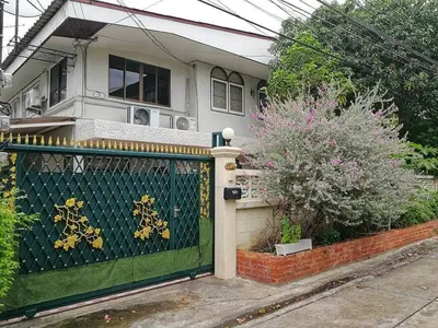 House for rent near MRT Huai Khwang, photo 1 of 5