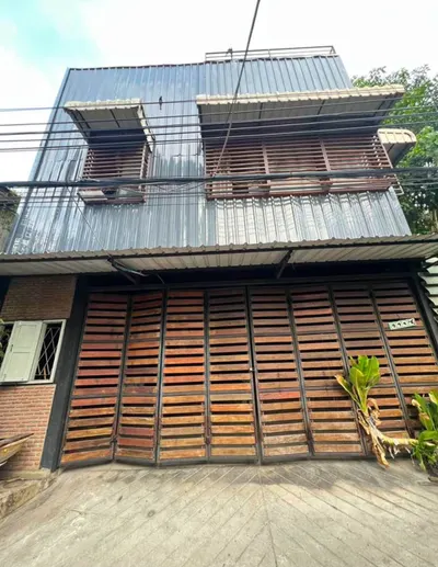 2-bed house for rent near MRT Huai Khwang, photo 1 of 5