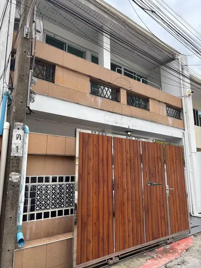 3-bed townhouse for rent near MRT Sukhumvit, photo 1 of 5