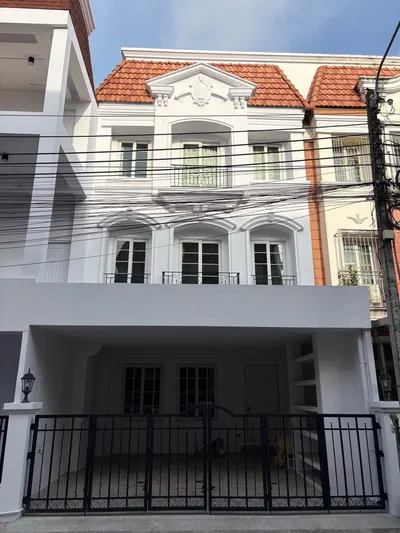 3-bed townhouse for rent in Bang Kho Laem, photo 1 of 5