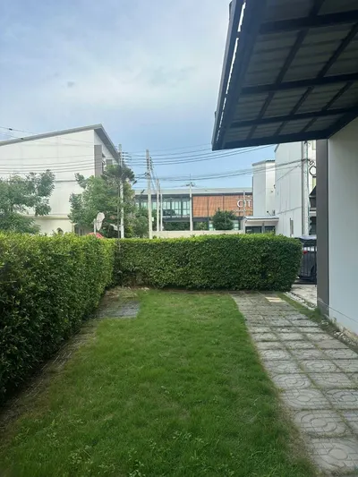 Baan Klang Muang Srinakarin-Onnutの3ベッドルームタウンハウス（賃貸）、写真2/5