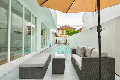 ให้เช่าบ้าน 4 ห้องนอน Courtyard Villa รูปที่ 1 จาก 7