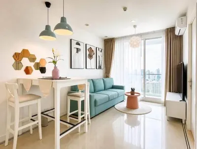 1-bed condo for sale near MRT Huai Khwang, photo 1 of 5