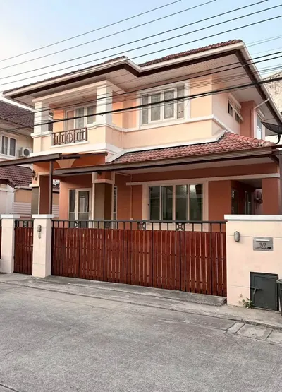 3-bed house for sale near MRT Bang Kapi, photo 1 of 5