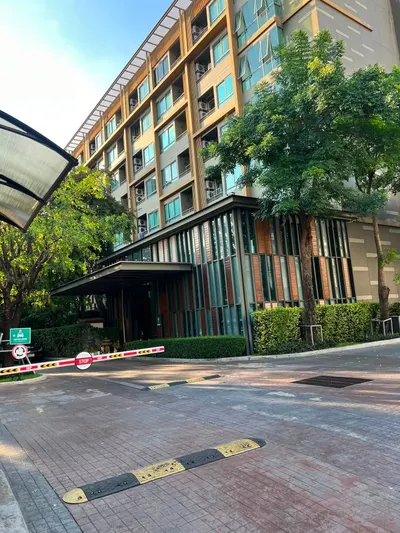 2-bed condo for rent near MRT Huai Khwang, photo 2 of 5
