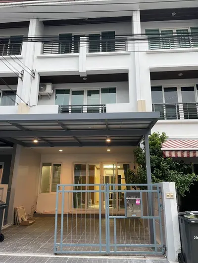 MRT 叻抛71站附近的3房联排别墅出租，第1张，共5张