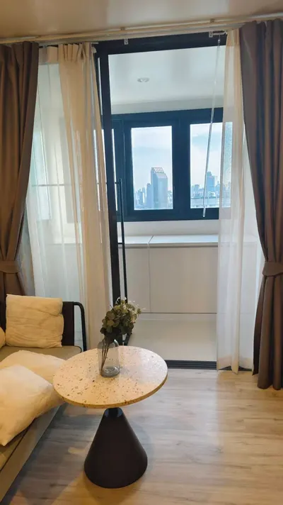 Condo 1 chambre à louer près de la station MRT Huai Khwang, photo 3 sur 5
