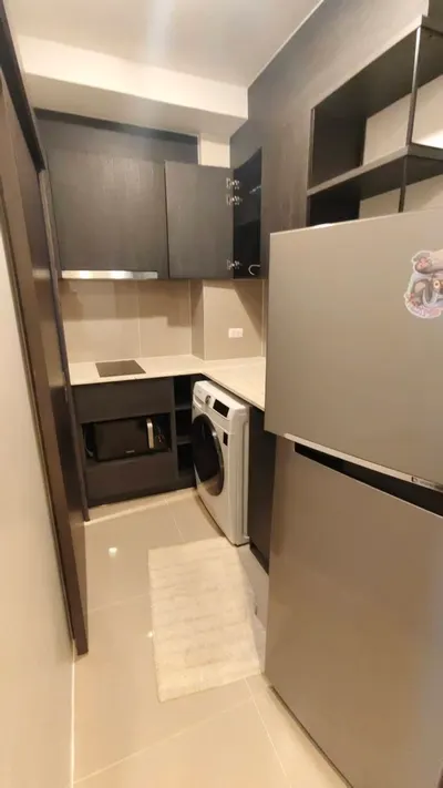 Condo 1 chambre à louer près de la station MRT Huai Khwang, photo 1 sur 5
